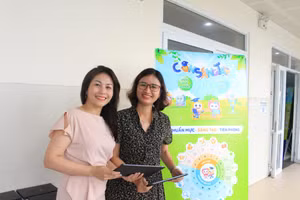 Giáo viên trải nghiệm ứng dụng sản phẩm Con Sáng Tạo.