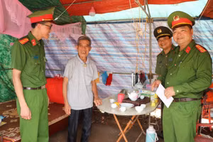 Công an huyện Lục Ngạn thăm hỏi và trao quà hỗ trợ cho người dân bị ảnh hưởng mưa lũ.