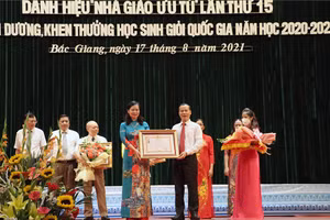 Ông Mai Sơn - Phó Chủ tịch UBND tỉnh Bắc Giang thừa ủy quyền Chủ tịch nước trao tặng Danh hiệu "Nhà giáo ưu tú" cho nhà giáo Trần Thúy Hoàn.