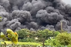 Khói bốc lên từ vụ hỏa hoạn.