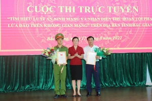 Bà Lê Thị Thu Hồng - Chủ tịch HĐND tỉnh Bắc Giang trao hoa, Giấy chứng nhận giải Nhất cho huyện Việt Yên và Thiếu tá Nguyễn Ngọc Minh, Trưởng Công an xã Tân Liễu (Ảnh BBG).