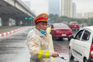 Cảnh sát giao thông túc trực tại các tuyến đường phân luồng giao thông đón người dân trở lại Thủ đô làm việc sau kỳ nghỉ Tết.