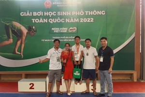 Thầy cô chúc mừng Vũ Đình Huy Hoàng - Trường Tiểu học Vô Tranh số 1 giàng Huy chương giải bơi.