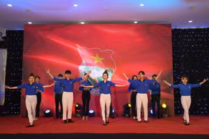 Văn nghệ chào mừng tại chương trình.