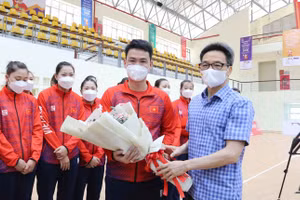 Phó Thủ tướng Chính phủ - Vũ Đức Đam động viên các vận động viên, huấn luyện viên đội tuyển Bóng ném trong nhà.