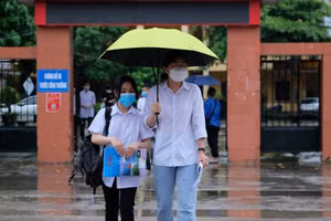 Thí sinh đến Điểm thi trường THPT Ngô Sĩ Liên (thành phố Bắc Giang).