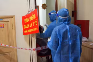 Người nhà một F0 điều trị tại nhà dương tính sau khi test nhanh. 