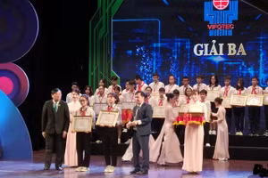 Ban tổ chức trao giải Ba cấp toàn quốc cho nhóm tác giả Trường THCS Vân Hà với sản phẩm “cây năng lượng đa năng”