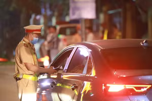 Lực lượng CSGT kiểm tra nồng độ cồn lái xe.