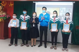 Trường THCS Hàn Thuyên khen thưởng, động viên học sinh có thành tích xuất sắc.