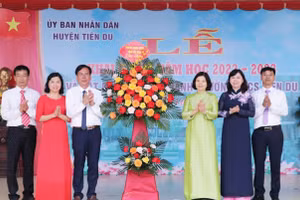 Chủ tịch UBND tỉnh Bắc Ninh - Nguyễn Hương Giang (thứ 3 từ phải qua) tặng hoa chúc mừng Trường THCS Tiên Du.