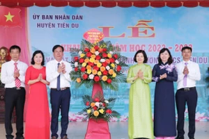 Chủ tịch UBND tỉnh Bắc Ninh - Nguyễn Hương Giang (thứ 3 từ phải qua) tặng hoa chúc mừng Trường THCS Tiên Du.