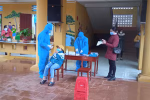 Học sinh trên địa bàn huyện Yên Thế được lấy mẫu xét nghiệm Covid-19 sáng 6/2.