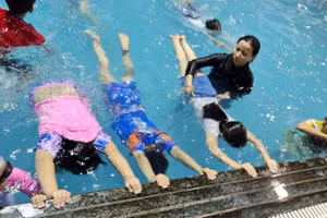 Lớp dạy bơi tại trường Tiểu học Lê Lợi (thành phố Bắc Giang).