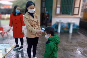 Học sinh Bắc Giang đến trường thực hiện nghiêm 5K.