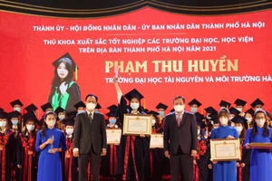 Thủ khoa Phạm Thu Huyền nhận bằng khen trong buổi lễ vinh danh tại Văn Miếu Quốc Tử Giám năm 2021.