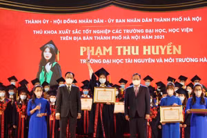 Thủ khoa Phạm Thu Huyền nhận bằng khen trong buổi lễ vinh danh tại Văn Miếu Quốc Tử Giám năm 2021.