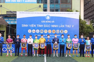 Lãnh đạo Trung ương Hội Sinh viên Việt Nam, Tỉnh Đoàn trao cờ cho các đội thi.