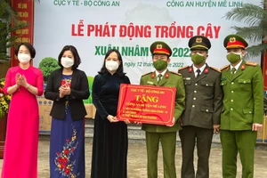 Trao tặng thiết bị y tế phục vụ công tác phòng chống dịch cho Công an huyện Mê Linh.