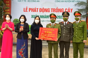 Trao tặng thiết bị y tế phục vụ công tác phòng chống dịch cho Công an huyện Mê Linh.