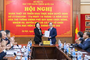 Bộ trưởng Bộ Nội vụ - Phạm Thị Thanh Trà trao Quyết định số 1279/QĐ-BNV cho PGS.TS Nguyễn Bá Chiến.