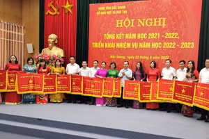 Ông Mai Sơn - Phó Chủ tịch Thường trực UBND tỉnh Bắc Giang trao cờ thi đua và chúc mừng các đơn vị trong năm học 2021 -2022. 