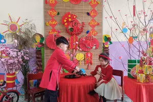 Học sinh mầm non tại huyện Cẩm Khê khám phá Tết xưa.