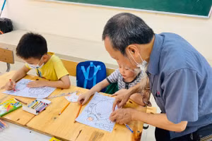 Họa sĩ Nguyễn Anh Tuấn dạy vẽ miễn phí cho học sinh.