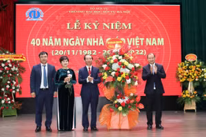 PGS.TS Lê Hải Bình - Phó Trưởng Ban Tuyên giáo Trung ương chúc mừng Trường Đại học Nội vụ Hà Nội.