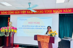 Bà Đào Thị Hường - Phó Giám đốc Sở GD&ĐT Bắc Giang phát biểu khai mạc hội nghị bồi dưỡng.