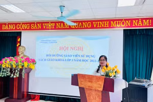 Bà Đào Thị Hường - Phó Giám đốc Sở GD&ĐT Bắc Giang phát biểu khai mạc hội nghị bồi dưỡng.