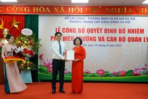 ThS. Bùi Kiến Thiết - Bí thư Chi bộ, Chủ tịch HĐQT, Hiệu trưởng trường Trung cấp Cộng đồng Hà Nội chúc mừng tân Phó Hiệu trưởng NGƯT. ThS. Nguyễn Minh Châu.