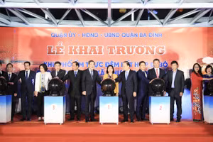 Các đại biểu ấn nút khai trương Khu phố ẩm thực đêm kết hợp đi bộ Đảo Ngọc - Ngũ Xã.