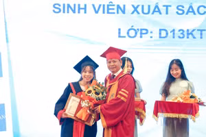 PGS. TS. Đinh Văn Châu, Phó Bí thư Đảng ủy, Quyền Hiệu trưởng trường Đại học Điện lực trao bằng tốt nghiệp cho tân cử nhân.