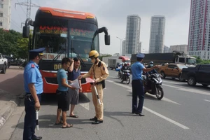 CSGT làm nhiệm vụ tại đường Phạm Hùng (TP Hà Nội).