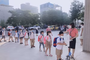 Học sinh thành phố Bắc Ninh đến trường (Ảnh tư liệu).