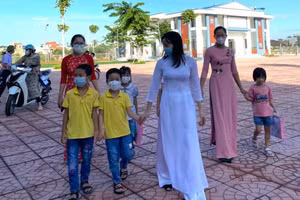 Trường Tiểu học Tân Tiến đón học sinh khối 1 sáng 22/8.