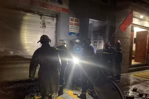 Lực lượng chức năng khống chế đám cháy. 