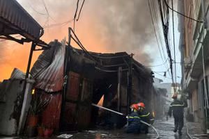 Lực lượng chức năng thực hiện nhiệm vụ tại hiện trường vụ cháy.