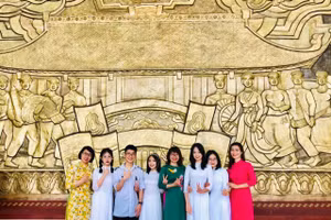 Em Hoàng Thanh Huyền (thứ 4 từ trái sang phải) trường THPT Chuyên Bắc Giang.