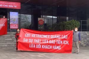 Băng rôn cư dân Hinode treo trước cửa toàn nhà chung cư. 