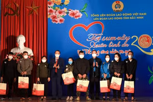 Chủ tịch Tổng Liên đoàn Lao động Việt Nam Nguyễn Đình Khang và Phó Bí thư Thường trực Tỉnh ủy, Chủ tịch HĐND tỉnh Nguyễn Quốc Chung trao quà cho công nhân ngoại tỉnh ở lại đón Tết.