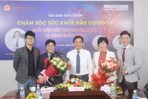 Nhà báo Hồ Minh Chiến tặng hoa cho các chuyên gia.