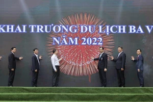 Các đại biểu ấn nút khai trương du lịch Ba Vì năm 2022.