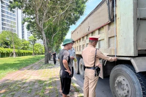 Lực lượng Cảnh sát giao thông đo thành thùng xe khi kiểm tra.