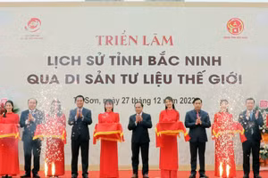 Các đại biểu cắt băng khai trương Triển lãm.