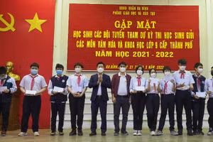 Ông Lê Đức Thuận - Trưởng phòng GĐ&ĐT quận Ba Đình (thứ 5 từ trái sang) động viên các em học sinh.