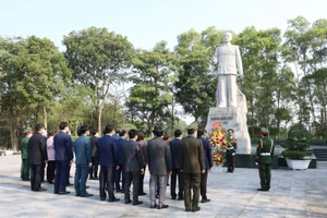 Đoàn đại biểu Tỉnh ủy - HĐND - UBND - Ủy ban MTTQ - Đoàn ĐBQH tỉnh dâng hương đồng chí Hoàng Quốc Việt.