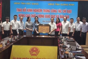 Ông Mai Sơn - Phó Chủ tịch Thường trực UBND tỉnh Bắc Giang trao quà lưu niệm cho đoàn công tác của tỉnh Quảng Ninh.