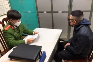 Lực lượng chức năng xử phạt bãi xe trái phép.